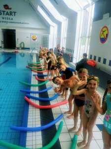 Uczestnicy zajęć "Przedszkolaki pływają"